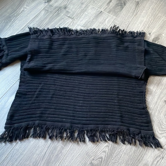 Anthropologie Akemi+ Kin frayed edge with fringe accent, black, BoHo poncho top - Picture 5 of 9